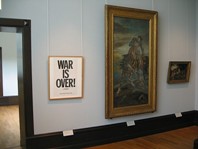 Schon jetzt ein Klassiker? Das ' War Is Over!'-Plakat sorgt in drei Ausstellungsräumen für spannende Kontraste