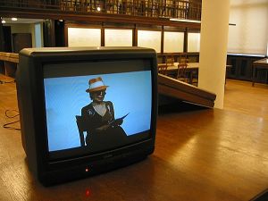 Im Kupferstichkabinett gibt es auch eine Video-Installation zu sehen: Yoko Ono liest ihre 'Instructions' vor