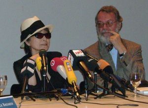 Yoko Ono und Prof. Dr. Wulf Herzogenrath während der Pressekonferenz